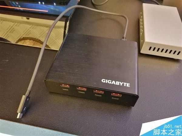 技嘉展示了一款新型扩展坞:雷电3接口转八个USB 3