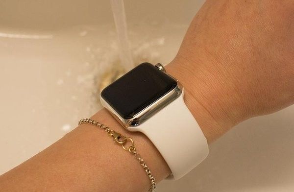 applewatch是否防水？汗水灰尘黏住直接用水冲妥妥的