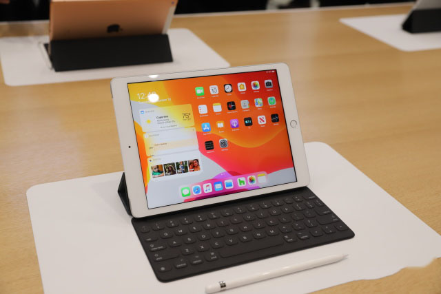 10.2英寸全新iPad真机上手体验:搭载A10处理器 支持全尺寸键盘