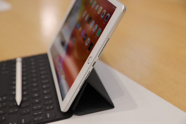 10.2英寸全新iPad真机上手体验:搭载A10处理器 支持全尺寸键盘