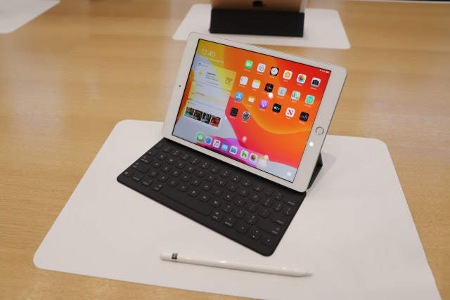 10.2英寸全新iPad真机上手体验:搭载A10处理器 支持全尺寸键盘