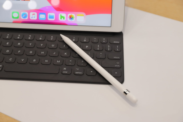 10.2英寸全新iPad真机上手体验:搭载A10处理器 支持全尺寸键盘